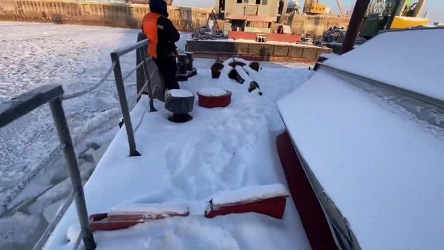 Расстановка флота в ледовых условиях. Якутский речной порт. -30. смотреть онлайн