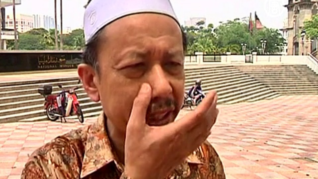 Малазийские мусульмане молятся за рейс MH370