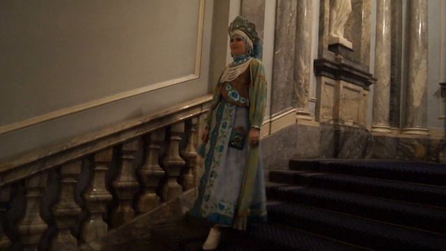 Проход по лестнице дополнительно Мраморного дворца театра костюма "Хоровод" на IX Белом Гранд Бале смотреть онлайн