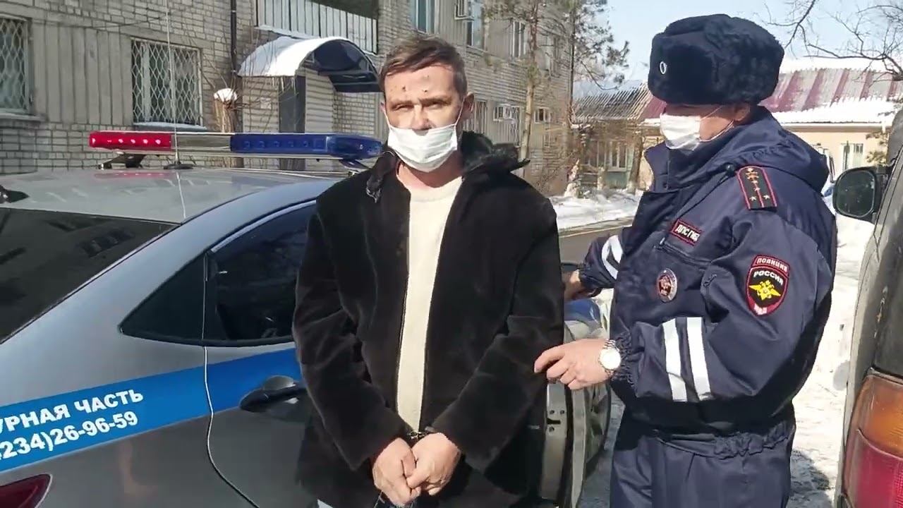 В Приморье сотрудники ГИБДД применили оружие для остановки машины с нетрезвым водителем смотреть онлайн
