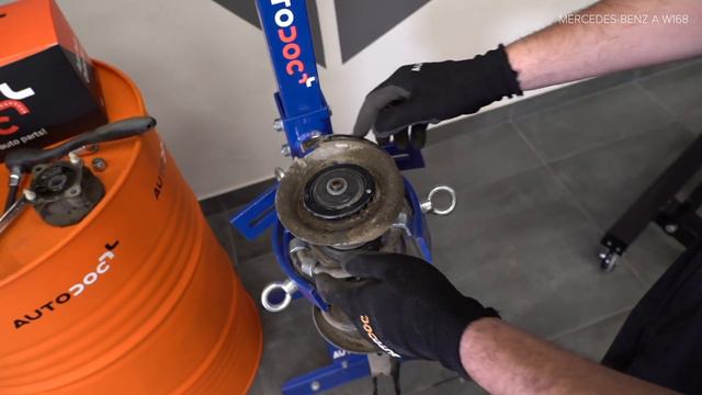 Cum se înlocuiesc flansa amortizor din față pe MERCEDES-BENZ A160 (W168) [TUTORIAL AUTODOC] смотреть онлайн