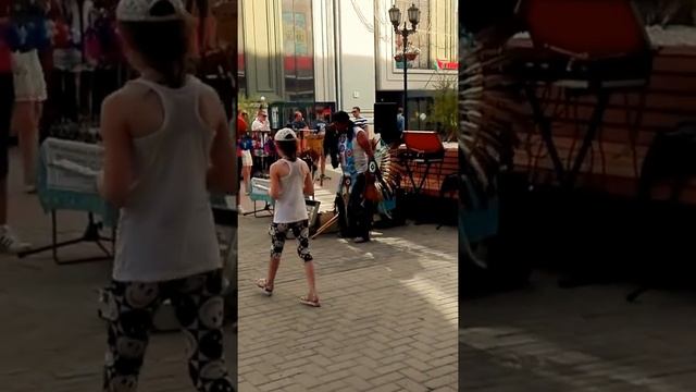 Индеец в Екатеринбурге. Музыка индейцев.