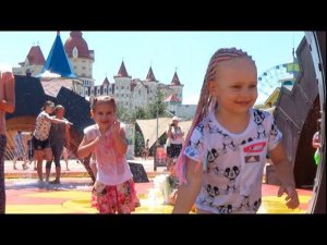 Дети играют в Супер Парке Алина и Мими Лисса купаются в фонтане Развлечения для детей Funny kids