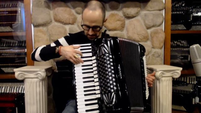 4093 - Black Avanti Piano Accordion LMMM 41 120 $2999 смотреть онлайн