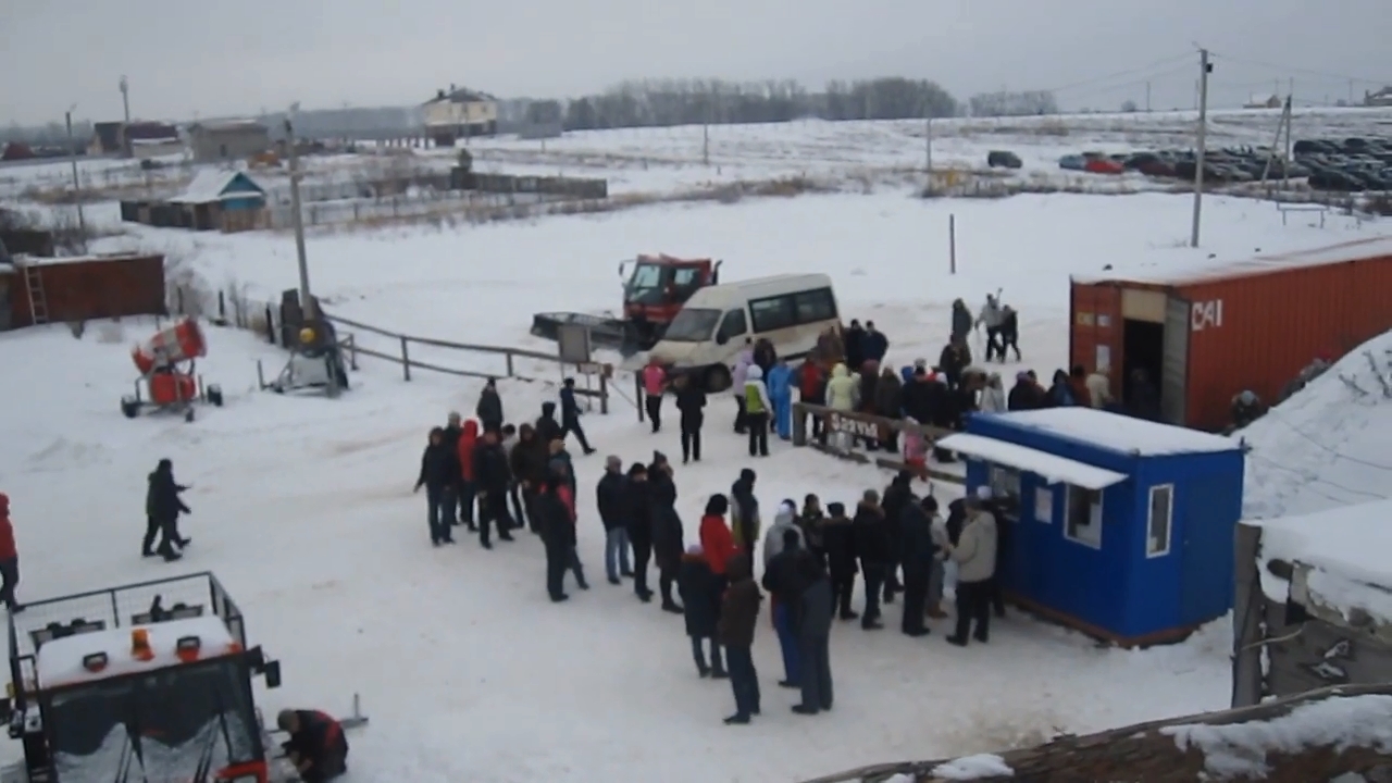 Очередь в кассу на горнолыжном комплексе "Заячья гора" смотреть онлайн