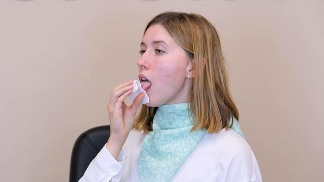 4 блок 5 упр. ОТКРЫТЬ РОТ, ОБЕРНУТЬ ЯЗЫК САЛФЕТКОЙ И ВЫТЯНУТЬ ВПЕРЕД КАК МОЖНО ДАЛЬШЕ. смотреть онлайн