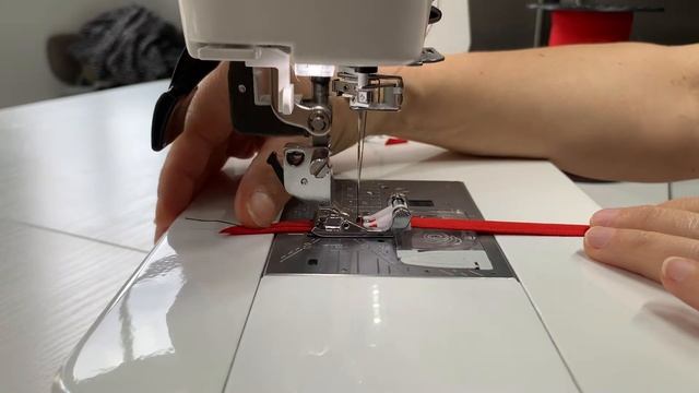 Étiquette personnalisée avec la JANOME 6700P et le pied ruban. смотреть онлайн