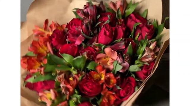 Букет из красных роз 50 см (Кения) и альстромерии - М смотреть онлайн
