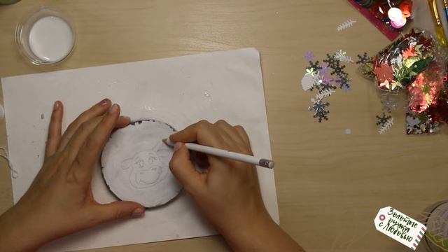 Игрушка на ёлку из крышек от сметаны