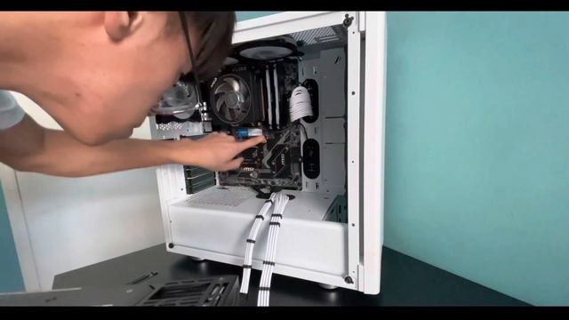 Building My First Gaming PC + Setup! смотреть онлайн