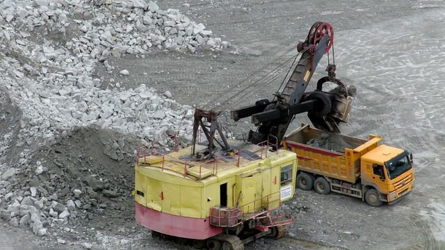 ЭКГ-5А осторожно грузит дорожный самосвал HOWO смотреть онлайн