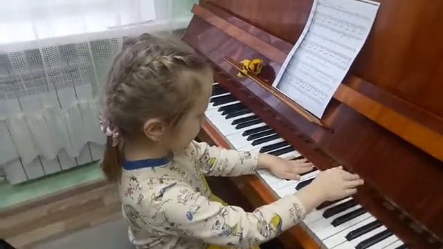 Ансамбль Исакова Ксения подготовительный класс ,преп. Вайвод В.Г.; исп. "Крылатые качели" смотреть онлайн