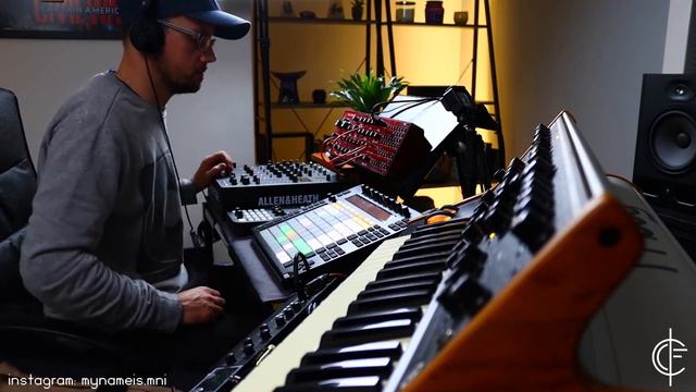 TECHNO LIVE SESSION with Ableton Live and synthesizers (Behringer Neutron, Moog Sub 37, Ableton ) смотреть онлайн