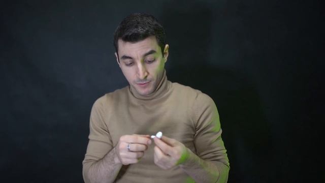 Беспроводной наушник. Как вставить правый наушник.