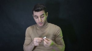 Беспроводной наушник. Как вставить правый наушник.