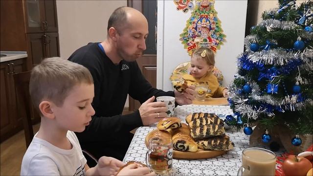 Упаковка ПОДАРКОВ детям\АЙ ДА БУЛОЧКИ НА ПЕРЕКУС\ЗАНИМАЕМСЯ с ВЛАДИКОМ\канал Дружная СЕМЬЯ смотреть онлайн