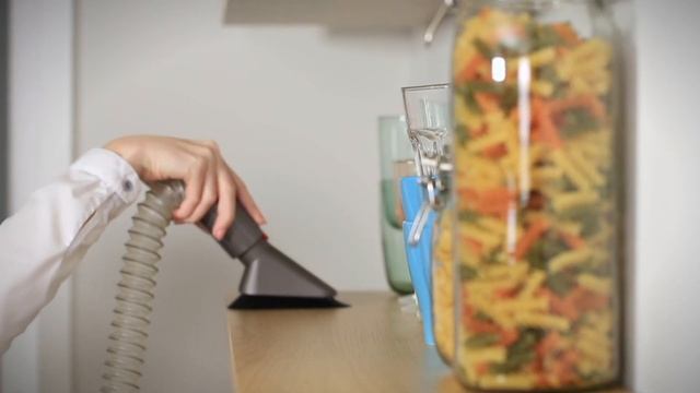 How to use the tools and accessories on your Dyson V7™ cordless vacuum смотреть онлайн