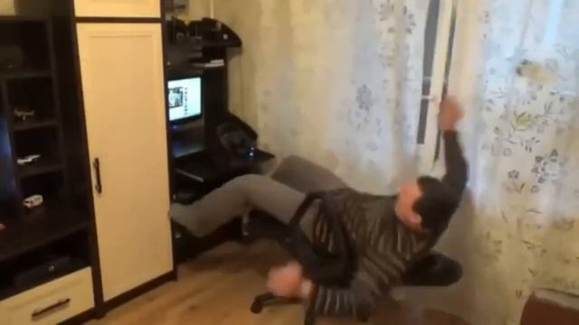 Мужик Упал Со Стула смотреть онлайн