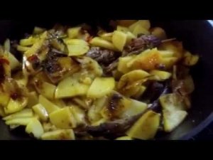 Ребрышки косули в латке с картофелем.