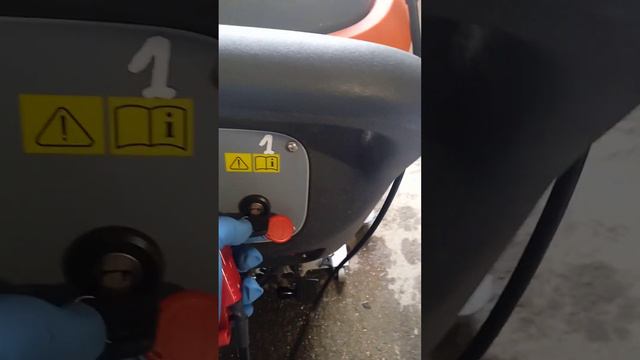 как заряжать поломоечную машину NB 530 смотреть онлайн