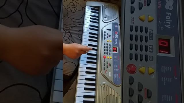 Как сыграть на пианино мелодию 《Пять маленьких утят》,Viktoriya Star смотреть онлайн