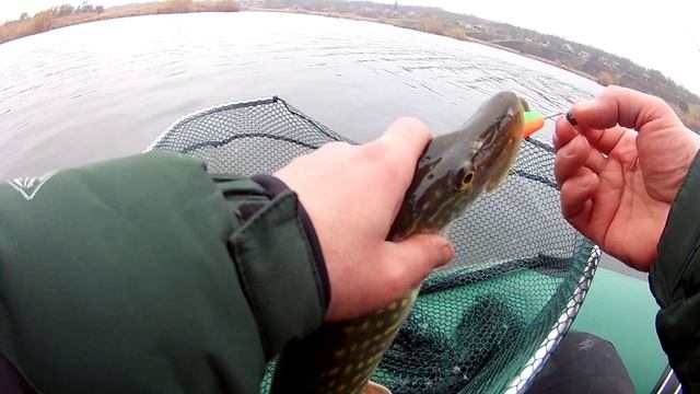 Ловля спинингом с лодки по щуке. смотреть онлайн