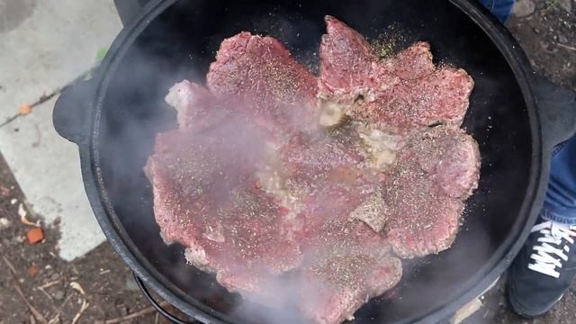 Говядина по-аргентински в казане на костре смотреть онлайн