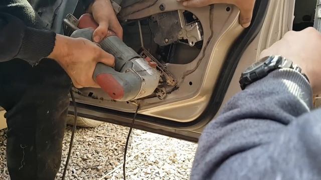 Замена замка двери пассажира Mercedes W203 смотреть онлайн