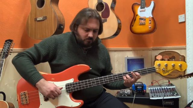 Vintage V4 icon Bass. Brand new but looks well loved смотреть онлайн