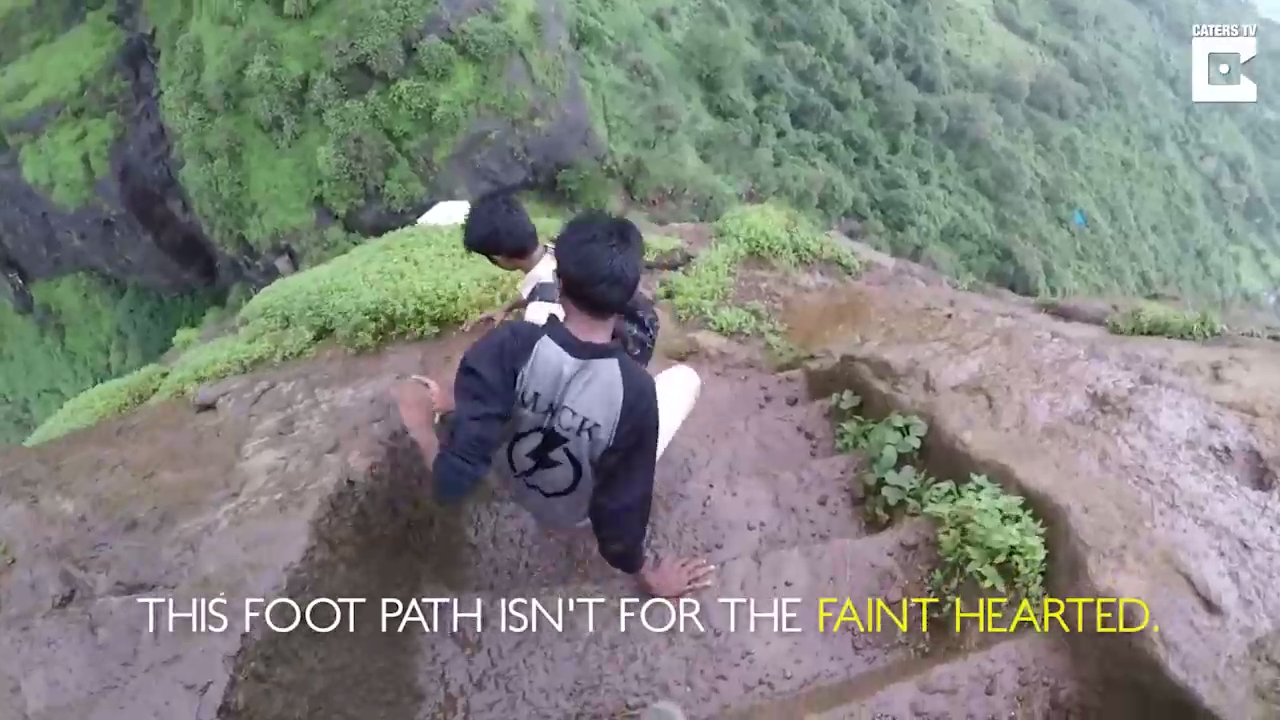 Опасные ступеньки в Индии смотреть онлайн