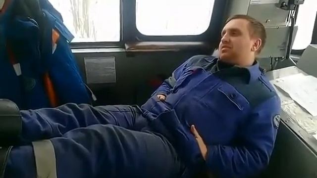 Что должен сделать помошник машиниста чтобы заработать на чизбургер смотреть онлайн