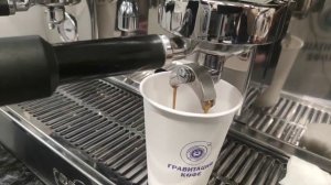 Приготовление капучино в кофейне