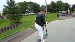 ПОДАРИЛ СВОЙ САМОКАТ ДЕВУШКЕ и НАУЧИЛ ТРЮКАМ