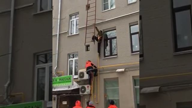 УПАЛИ с ПОЖАРНОЙ ЛЕСТНИЦЕЙ!!! ЖЕСТЬ! Берегите свою ЖИЗНЬ