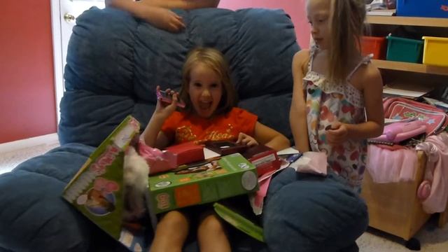 Lily Gets a Pink MP3 Player for Her 6th Birthday Maya Lies about having an iPhone смотреть онлайн
