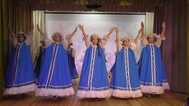 Детский танцевальный коллектив "Родничок", т. "Ромашковый хоровод" смотреть онлайн