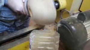 Глубокая миска из вишни на токарном станке