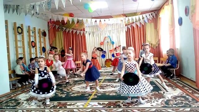 Танец девочек с виниловыми пластинками на празднике в детском саду в честь 8 марта смотреть онлайн