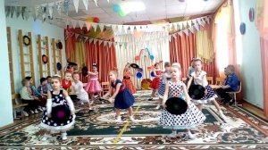 Танец девочек с виниловыми пластинками на празднике в детском саду в честь 8 марта