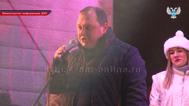 На главной площади столицы ДНР состоялось открытие самой большой Новогодней елки смотреть онлайн