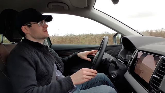 SKODA Karoq SCOUT - wstrząśnięty, nie zmieszany TEST PL muzyk jeździ смотреть онлайн