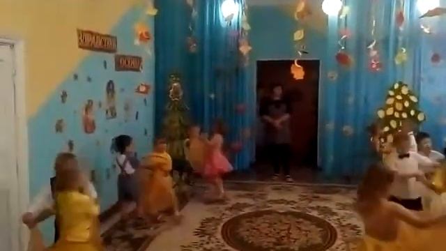 Осенний вальс .ДЕТИШКИ ОЧЕНЬ ДУШЕВНО ТАНЦУЮТ смотреть онлайн
