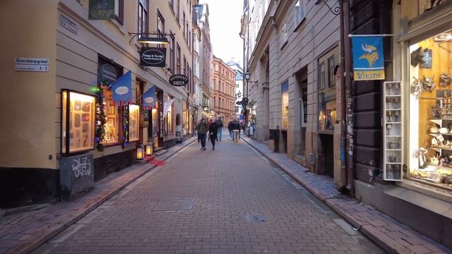 Exploring The Old Town in Stockholm, Sweden - Christmas Walk in Gamla stan (4K) смотреть онлайн