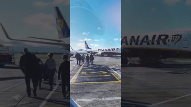 DUBLIN AIRPORT PAY ATTENTION TO THE FIRST TWO PHOTOS THE PLANE IS ACCOMPANIED BY FIRE ENGINES..... смотреть онлайн