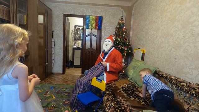 К нам пришел Дед Мороз. Принес нам подарки !!! смотреть онлайн