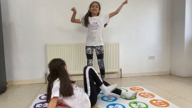 Kids Play Twister/turmoil game 2021 /twins Sara & Lara #twister #turmoilgame смотреть онлайн