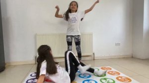Kids Play Twister/turmoil  game 2021 /twins Sara & Lara #twister #turmoilgame
