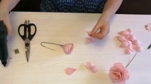 Камелия из гофрированной бумаги.