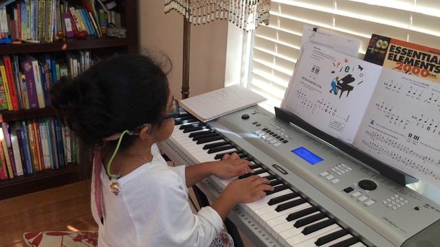Princess Mia learns to play the piano смотреть онлайн