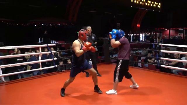 Рефери Вячеслав Кисилёв судит бой ведущих мероприятий в СПб бокс Пономаренко против Саламатин смотреть онлайн